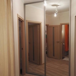 Зеркальные двери-купе в квартире на Пражской ул.