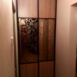 Двери-купе в гардеробную с наполнением из вставок ЛДСП Вяз-швейцарский и зеркалами Бронза с пескоструйными рисунками в квартире на ул. Планерная