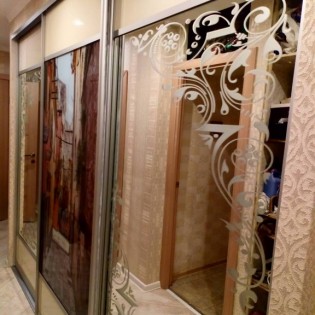 Двери-купе с наполнением из вставок зеркал с пескоструйными рисунками и Лакобели в квартире на Купчинской ул.