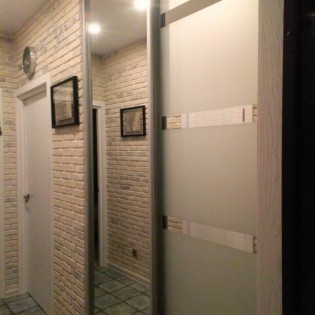 Двери-купе с наполнением из зеркала Серебро и зеркала с пескоструйным рисунком (матовый фон) в квартире на Среднерогатской ул.