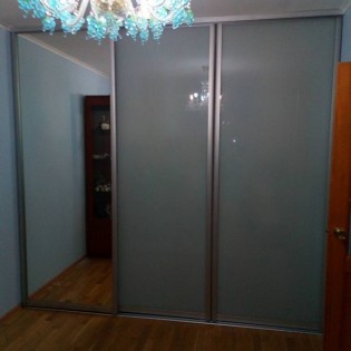 Двери-купе с наполнением из зеркала Серебро и тонированными стёклами в квартире на пр. Науки