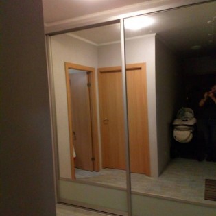 Двери-купе с наполнением из зеркала Серебро и тонированными стёклами в квартире на ул. Ф.Абрамова
