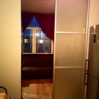 Двери-купе с наполнением из вставок тонированного стекла (плёнка Oracal 000 Прозрачный) в квартире на ул. 1-го мая в Красном Селе. Профиль - Омега Серебро анод