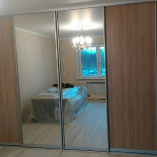Двери-купе с наполнением из зеркала Серебро и ЛДСП в квартире на Приморском пр.