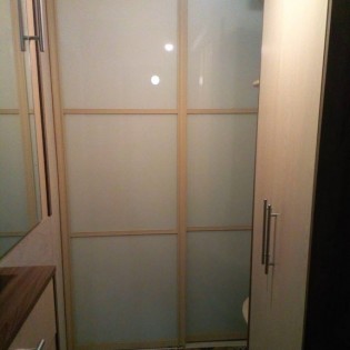 Двери-купе с наполнением из вставок тонированных стёкол в квартире в Пушкине