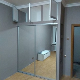 Зеркальные двери-купе (цена за двери) и распашные антресоли в квартире на Московском пр.