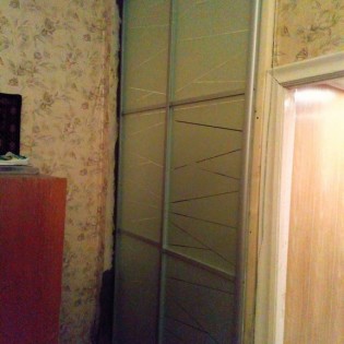 Двери-купе с наполнением из зеркала с пескоструйным рисунком ("полосы") в квартире на Московском пр.