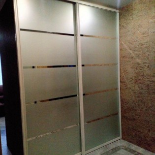 Двери-купе с наполнением из зеркала с пескоструйным рисунков в квартире на Среднерогатской ул.