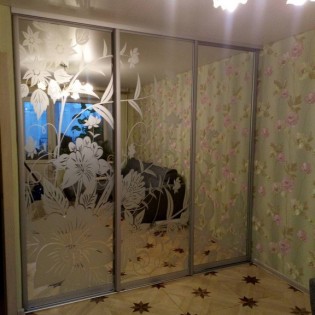 Двери-купе с пескоструйным рисунком для шкафа-купе в квартире на Тамбовской ул. Профиль - KR200 Серебро анодировка