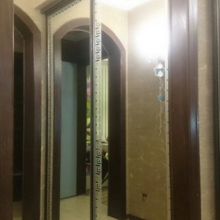 Двери-купе (проём 1) с наполнением из зеркала с пескоструйным рисунком (ОГ-1-421 фон зеркал. рисунок матовый) в квартире на Гжатской ул.