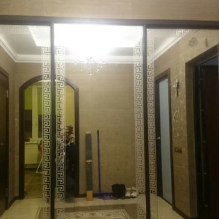 Двери-купе (проём 2) с наполнением из зеркала с пескоструйным рисунком (ОГ-1-421 фон зеркал. рисунок матовый) в квартире на Гжатской ул.