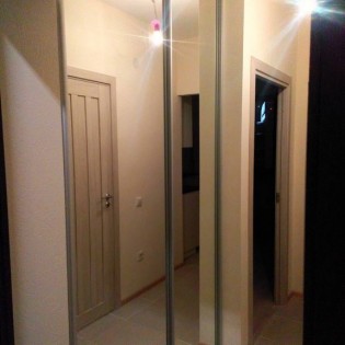 Зеркальные двери-купе в квартире на бульваре Мендеелеева