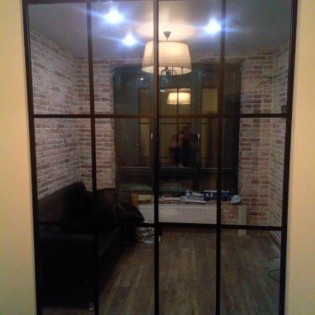 Межкомнатная перегородка со вставками из прозрачного стекла через горизонтальные и вертикальные разделители в квартире на Пискарёвском пр.