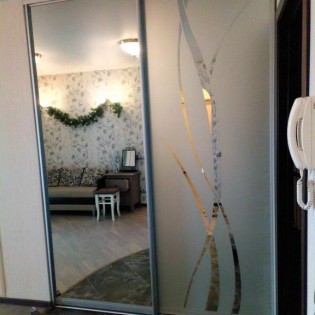Двери-купе с наполнением из зеркала с пескоструйным рисунком в квартире на пр. Большевиков