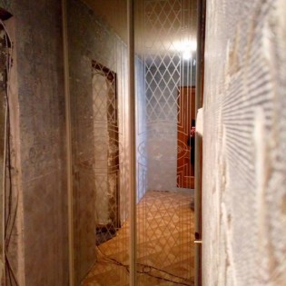 Двери-купе (проём 2) с наполнением из зеркал с пескоструйным рисунком в квартире на Долгоозерной ул.