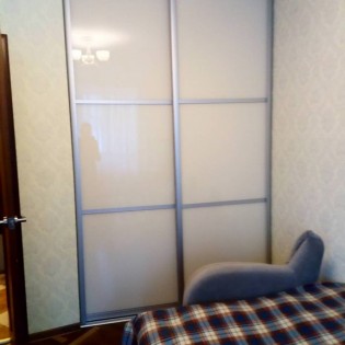 Двери-купе со вставками из тонированных стёкол в квартире на ул. Орджоникидзе