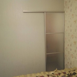 Откатная перегородка с наполнением из тонированных стёкол (плёнка Оракал 000 Прозрачный) в квартире на пл. Блюхера