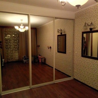 Зеркальные двери-купе в квартире на Кушелевской дороге
