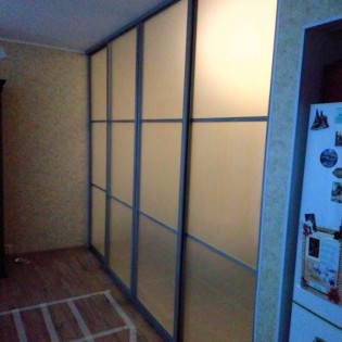 Межкомнатная откатная перегородка с наполнением из вставок тонированного стекла (плёнка Oracal 000 Прозрачный) в квартире на пр. Передовиков