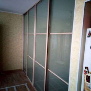 Межкомнатная откатная перегородка с наполнением из вставок тонированного стекла (плёнка Oracal 000 Прозрачный) в квартире на пр. Передовиков