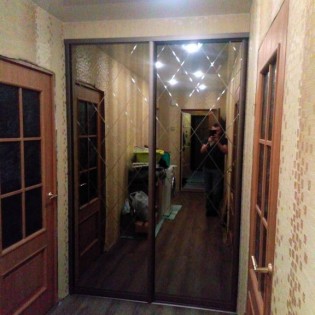 Двери-купе с наполнением из зеркала с алмазной гравировкой в квартире на ул. Тельмана