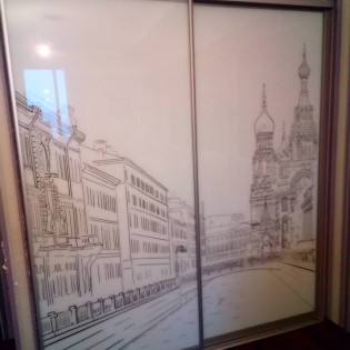 Двери-купе (проём 2) с наполнением из стекла с фотопечатью в квартире на Гжатской ул.