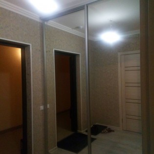 Зеркальные двери-купе в квартире в Шушарах