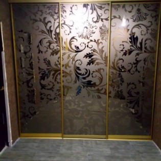 Двери-купе (проём 2) с наполнением из зеркал с пескоструйным рисунком в квартире на ул. Лёни Голикова