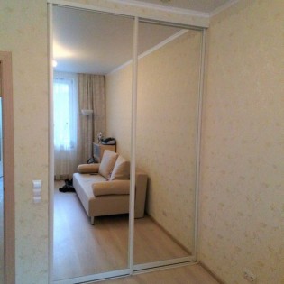 Двери-купе (проём 1) с зеркалом в квартире на ул. Красуцкого