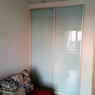 Двери-купе (проём 2) с наполнением тонированного стекла в квартире на ул. Красуцкого