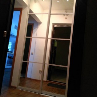 Двери-купе со вставками зеркала Серебро в квартире а Малом Карлино