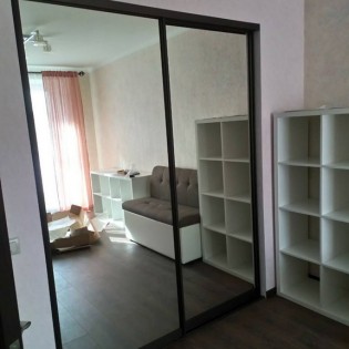 Зеркальные двери-купе (проём 1) в гардеробную в квартире на Новоизмайловском пр.