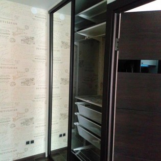Зеркальные двери-купе (проём 2) во встроенный шкаф в квартире на Новоизмайловском пр.