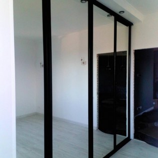Зеркальные двери-купе в чёрном профиле в квартире в Сертолово