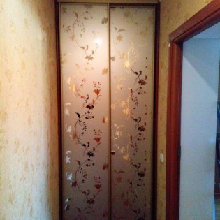 Двери-купе с наполнением из зеркала с пескоструйным рисунком (отрисовка узора обоев) в квартире в г. Пушкин