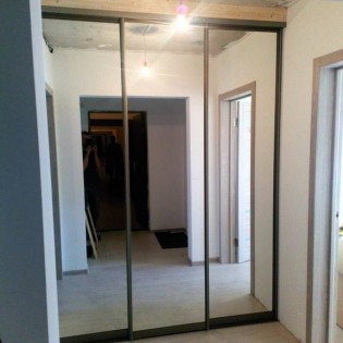 Зеркальные двери-купе в квартире на ул. Авиаторов Балтики в Мурино