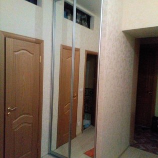 Зеркальные двери-купе (проём 2) в квартире на ул. Жуковского