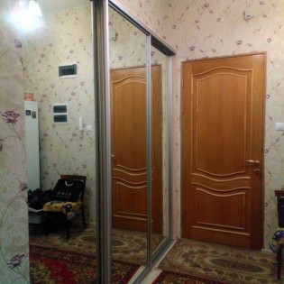 Зеркальные двери-купе (проём 1) в квартире на ул. Жуковского