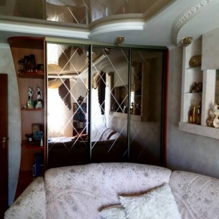 Двери-купе с зеркалом с алмазной гравировкой в квартире в Кобрино