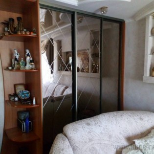 Двери-купе с зеркалом с алмазной гравировкой в квартире в Кобрино