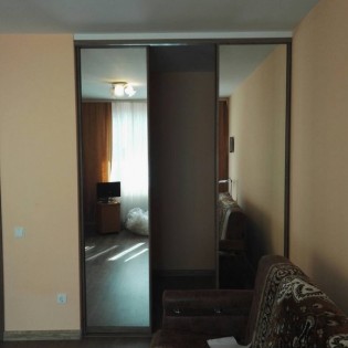 Зеркальные двери-купе в глубокую гардеробную нишу в квартире на Голландской ул. в Янино. Профиль - Стандарт Дуб Галифакс