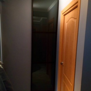 Откатная дверь в гардеробную с наполнением из вставок тонированного стекла (плёнка Oracal "072 Светло-Серый") в квартире на пр. Энергетиков