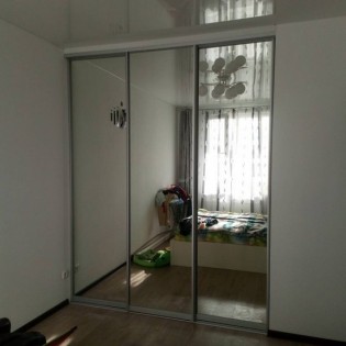 Зеркальные двери-купе в квартире на Столичной ул. в мкр Кудрово