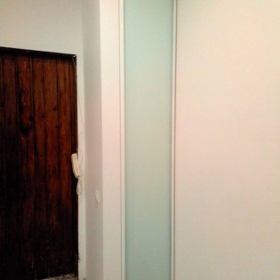 Распашная дверь (проём 3) с наполнением из тонированного стекла в квартире на пр. Ударников
