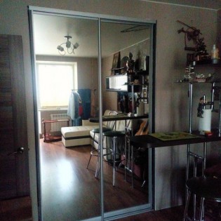 Зеркальные двери-купе в квартире во Всеволожске