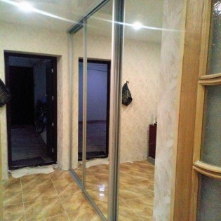 Зеркальные двери-купе (проём 2) в квартире на Рощинской ул. в Гатчине