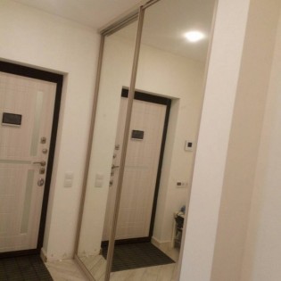 Зеркальные двери-купе в шкаф в квартире на Петергофском шоссе