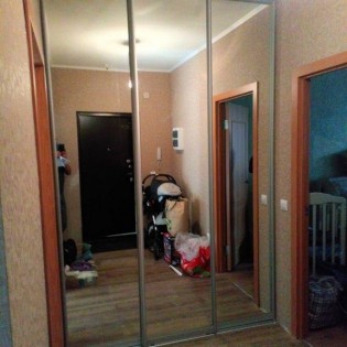 Зеркальные двери-купе в квартире на Европейском пр. в Мурино