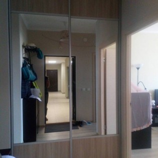 Двери-купе с наполнением из вставок зеркала и ЛДСП в квартире в Янино