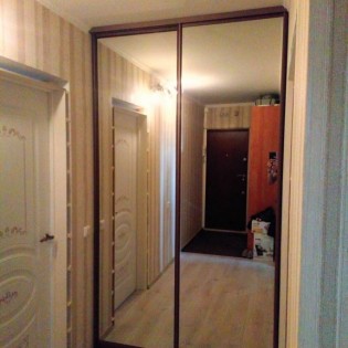 Зеркальные двери-купе в квартире на Дунайском пр.